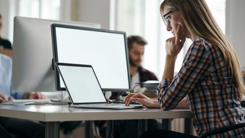 【実体験】電話が怖いINFPの救世主？メールCSの仕事内容と「自然体」で働くコツ